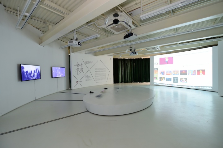 新世纪艺术基金会2016年在西安瓷屋展出的“镜中表演---来自王兵的影像作品收藏”是对影像艺术的一次支持
新世纪艺术基金会2016年在西安瓷屋展出的“镜中表演---来自王兵的影像作品收藏”是对影像艺术的一次支持