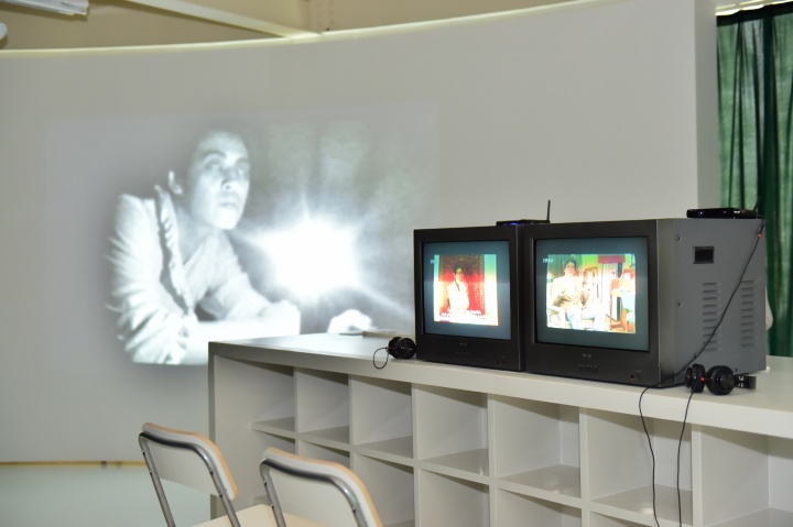 新世纪艺术基金会2016年在西安瓷屋展出的“镜中表演---来自王兵的影像作品收藏”是对影像艺术的一次支持
