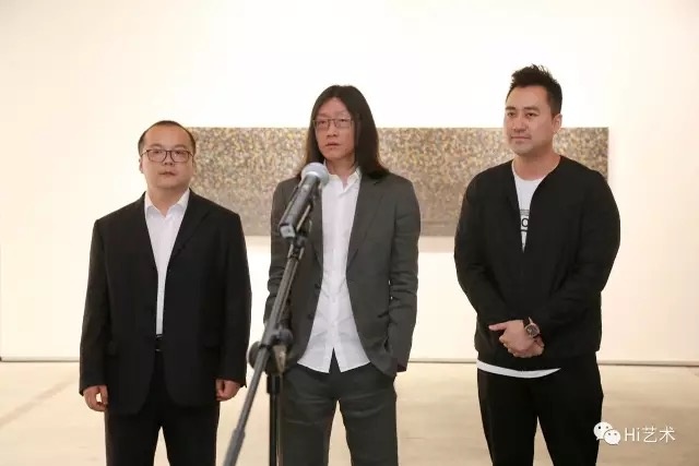 “新资本论：黄予收藏展”现场，左起：成都当代美术馆馆长蓝庆伟、策展人朱朱、黄予
