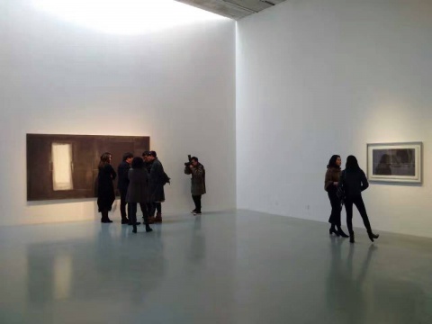 艺术家与朋友在展览现场
艺术家与朋友在展览现场