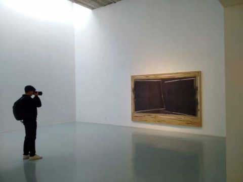 作品前的观众
作品前的观众