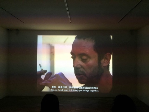 展览中展出的一部影像是导演大卫·杜邦在艺术家去世前拍摄的纪录片
