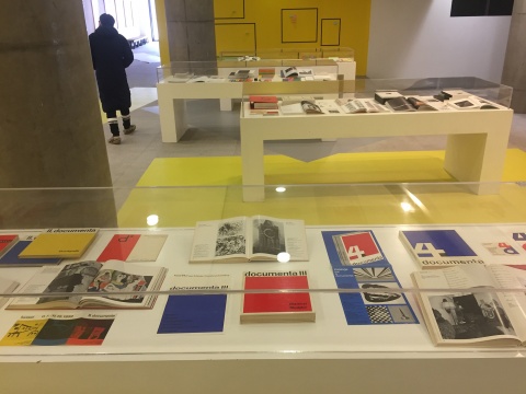 观众与卡塞尔文献展，这部分展示了以往文献展的门票、手册、观众观展的图片
