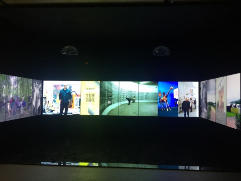 展览现场的电子屏幕观众可以亲自触摸，并且历届文献展的资料都可以查阅
