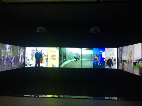 展览现场的电子屏幕观众可以亲自触摸，并且历届文献展的资料都可以查阅
