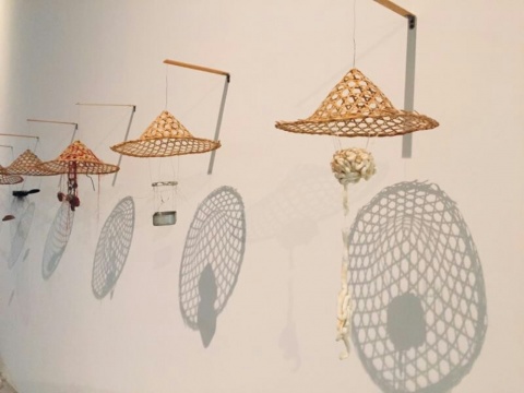 《帽影》多种材质,尺寸可变,2015
以斗笠为主形,在其下放了些不同的物品,这是笼罩在帽影之下的人与物、物与词。
《帽影》多种材质,尺寸可变,2015
以斗笠为主形,在其下放了些不同的物品,这是笼罩在帽影之下的人与物、物与词。