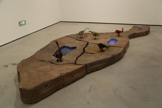 《仙游》陶瓷、录像，500x200x60cm，2008 一次途经老家仙游，这个因其山清水秀而得名“仙游”之地，它的一个名为“沈后”的小村庄却成了垃圾集散地，我将所见之景以录像和照片相结合的方式呈现。