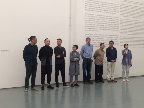 左起为:艺术家于林汉、策展杨鉴、艺术家李文光、策展赵小丹、艺术家张德建、现场嘉宾、蜂巢负责人夏季风、开幕主持秀秀 左起为:艺术家于林汉、策展杨鉴、艺术家李文光、策展赵小丹、艺术家张德建、现场嘉宾、蜂巢负责人夏季风、开幕主持秀秀