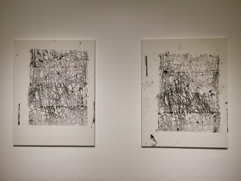 痕迹和错版式的表现形式是于林汉作品的一大特色
