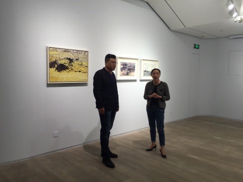 艺术家张宁（左）与策展人唐泽慧在展览现场
