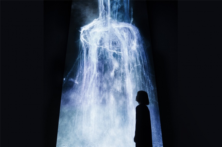 Universe of Water Particles
teamLab, 2013, Digital Work, 5 channels, Continuous Loop
首先在电脑的虚拟空间里制作立体岩石,在岩石上注入水流。水用无数水粒子的连续体来表现,接着计算粒子之间的相互作用,将这些水流经由物理引擎模拟为拟真的流水活动。 然后在所有的水粒子之中随机挑选出0.1%的水粒子,根据这些水粒子的举动在空间中描绘出线。而这些“线的集合”就形成了本作品中的瀑布。
也就是说,在这些无数的线的背后,有着数量超过它们本身1000倍以上的水粒子存在,并且藉着整体之间的交互作用来决定线的曲线性质。
这么一来这些在三次元空间里被立体描绘出的瀑布,就能够以超主観空间为名基础概念上化为一个影像作品。
在古代日本绘画中,河川丶海洋之类形容水的时候,很多会以“线的集合”来表现。而这些“线”,犹如生物一般,总让我们感受到生命的活力。
祖先们是不是就像描绘日本古代绘画(比如把充满生命活力的线的集合来表现河川丶海洋)一样,观察整个世界呢?
为何日本祖先们会对河川丶海洋感觉到生命力存在一般来表现它们呢?为何彷佛在暗示“我们自身也是自然的一部份”这个观念存在一般来对待这个世界呢?对于这些疑问,我感觉到有一些启示隐藏在这些作品当中。
我们感觉到,这些作品中包含着,被常识所固定化的现代客观世界,与祖先们眼中的主观性世界再次融为一体的启示。
基于这些想法上,我们先在虚拟的三次元空间中,以粒子的连续体来表示“水”的存在,同时藉由计算粒子之间的相互作用而在物理面上模拟 出类似水的流动。这些粒子的行动模式会藉由模拟的成果来决定,并且在空间之中描绘出“线”。然后,我们以自己所理解的日本祖先们对空间认识的理论结构为基础,做出了此影像作品。
如果当您观赏此作品时,尽管此作品的瀑布是以由物理引擎模拟形成,您也能从这些“线的集合”上感受到生命气息的话,那么表示所谓祖先们的主观性世界,也许只是客观认识的一个侧面。同时,现代所谓的客观性世界,也可能只是客观认识中一个侧面而已。
进一步来说,如果相比于观赏自然界中的瀑布的摄影片段,观赏此作品的瀑布时,使您更容易感受到您自身与作品之间没有界线,好像是身临其境一般,更夸张一点的说,对这些“线的集合”感觉到了生命气息,能够感觉到彷佛自己的灵魂依附到了这些“线”体上的话,你就可能会领悟到古代日本的“世界观”与从它产生出的“对待世界的态度与行为”之间的联系。
自然并不只是观察的对象,“我们本身也是自然的一部分”,由这种思考产生出来的行为方式,我认为是因为在以前的日本人中,有将河川丶海洋等自然的一部分视为生命体,从而易于依附在这些自然体之中的观念存在。也就是说,这种观察方法很容易使人产生自然与自身是没有境界的感觉。
更进一步大胆的来说,在现代,人类高歌“我们是地球的一部分”,而人们也对这一观点表示理解的同时,为何人类的行为却好像在表示,世界与自己本身是有界线一样的呢。
Universe of Water Particles
teamLab, 2013, Digital Work, 5 channels, Continuous Loop
首先在电脑的虚拟空间里制作立体岩石,在岩石上注入水流。水用无数水粒子的连续体来表现,接着计算粒子之间的相互作用,将这些水流经由物理引擎模拟为拟真的流水活动。 然后在所有的水粒子之中随机挑选出0.1%的水粒子,根据这些水粒子的举动在空间中描绘出线。而这些“线的集合”就形成了本作品中的瀑布。
也就是说,在这些无数的线的背后,有着数量超过它们本身1000倍以上的水粒子存在,并且藉着整体之间的交互作用来决定线的曲线性质。
这么一来这些在三次元空间里被立体描绘出的瀑布,就能够以超主観空间为名基础概念上化为一个影像作品。
在古代日本绘画中,河川丶海洋之类形容水的时候,很多会以“线的集合”来表现。而这些“线”,犹如生物一般,总让我们感受到生命的活力。
祖先们是不是就像描绘日本古代绘画(比如把充满生命活力的线的集合来表现河川丶海洋)一样,观察整个世界呢?
为何日本祖先们会对河川丶海洋感觉到生命力存在一般来表现它们呢?为何彷佛在暗示“我们自身也是自然的一部份”这个观念存在一般来对待这个世界呢?对于这些疑问,我感觉到有一些启示隐藏在这些作品当中。
我们感觉到,这些作品中包含着,被常识所固定化的现代客观世界,与祖先们眼中的主观性世界再次融为一体的启示。
基于这些想法上,我们先在虚拟的三次元空间中,以粒子的连续体来表示“水”的存在,同时藉由计算粒子之间的相互作用而在物理面上模拟 出类似水的流动。这些粒子的行动模式会藉由模拟的成果来决定,并且在空间之中描绘出“线”。然后,我们以自己所理解的日本祖先们对空间认识的理论结构为基础,做出了此影像作品。
如果当您观赏此作品时,尽管此作品的瀑布是以由物理引擎模拟形成,您也能从这些“线的集合”上感受到生命气息的话,那么表示所谓祖先们的主观性世界,也许只是客观认识的一个侧面。同时,现代所谓的客观性世界,也可能只是客观认识中一个侧面而已。
进一步来说,如果相比于观赏自然界中的瀑布的摄影片段,观赏此作品的瀑布时,使您更容易感受到您自身与作品之间没有界线,好像是身临其境一般,更夸张一点的说,对这些“线的集合”感觉到了生命气息,能够感觉到彷佛自己的灵魂依附到了这些“线”体上的话,你就可能会领悟到古代日本的“世界观”与从它产生出的“对待世界的态度与行为”之间的联系。
自然并不只是观察的对象,“我们本身也是自然的一部分”,由这种思考产生出来的行为方式,我认为是因为在以前的日本人中,有将河川丶海洋等自然的一部分视为生命体,从而易于依附在这些自然体之中的观念存在。也就是说,这种观察方法很容易使人产生自然与自身是没有境界的感觉。
更进一步大胆的来说,在现代,人类高歌“我们是地球的一部分”,而人们也对这一观点表示理解的同时,为何人类的行为却好像在表示,世界与自己本身是有界线一样的呢。