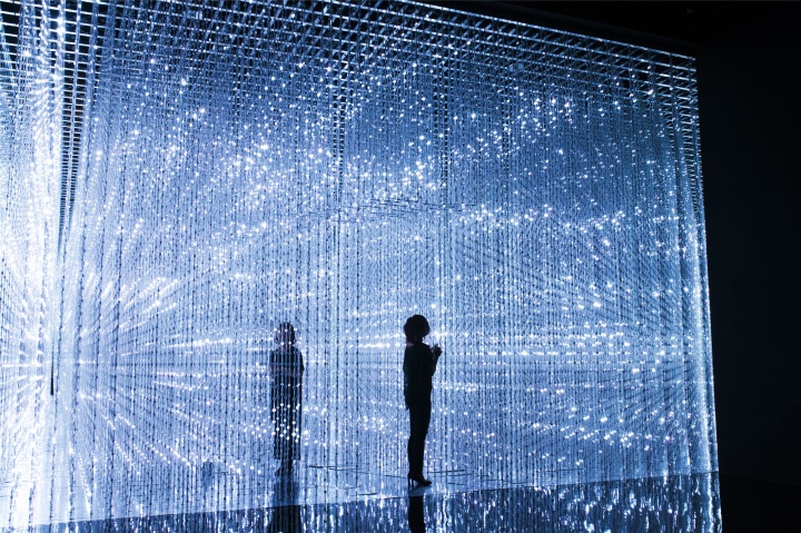 Crystal Universe / 水晶宇宙 teamLab, 2015, Interactive Digital Installation
本作品是将LED三次元地设置于空间之内,并且使用teamLab独自开发的“Interactive 4D Vision”让三次元空间内移动的立体物能够即时且立体地被呈现出来。藉由将无数的发光物作为粒子配置在三次元空间内,表现出宇宙空间里光的动态的互动装置艺术作品。
观赏者可以走入这个用三次元来表现出的影像空间所营造出的光之宇宙空间里自由地步行移动。
观赏者进入空间的事实会对空间整体造成影响,让光线永远地持续改变。
而光线虽然在宇宙空间之内会受到绝对性的影响持续变化,但是这个接受观赏者影响产生的世界却一直都是以观赏者为中心形成的。
宇宙虽然以一种绝对性的条件不断被创造出来,但被创造出来时也同时以观赏者为中心。进入这个空间中的观赏者能够藉此与光完全融为一体。
Crystal Universe / 水晶宇宙 teamLab, 2015, Interactive Digital Installation
本作品是将LED三次元地设置于空间之内,并且使用teamLab独自开发的“Interactive 4D Vision”让三次元空间内移动的立体物能够即时且立体地被呈现出来。藉由将无数的发光物作为粒子配置在三次元空间内,表现出宇宙空间里光的动态的互动装置艺术作品。
观赏者可以走入这个用三次元来表现出的影像空间所营造出的光之宇宙空间里自由地步行移动。
观赏者进入空间的事实会对空间整体造成影响,让光线永远地持续改变。
而光线虽然在宇宙空间之内会受到绝对性的影响持续变化,但是这个接受观赏者影响产生的世界却一直都是以观赏者为中心形成的。
宇宙虽然以一种绝对性的条件不断被创造出来,但被创造出来时也同时以观赏者为中心。进入这个空间中的观赏者能够藉此与光完全融为一体。