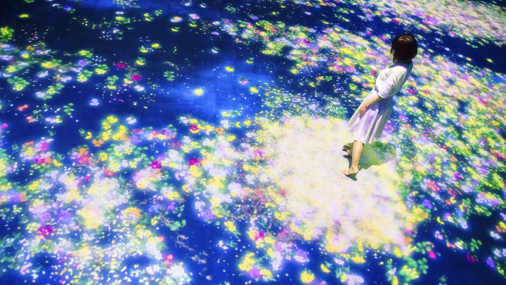 Flowers and People, Cannot be Controlled but Live Together – A Whole Year per Hour teamLab, 2015, Interactive Digital Installation, Endless, Sound: Hideaki Takahashi在1个小时内,将一年四季的花朵丶花开花落持续地变化。 花朵,会从诞生丶生长丶结出花蕾丶开花,到不久后的凋谢丶枯萎丶死亡。也就是说,花朵永远地重复着诞生和死亡。花朵会根据观赏者的行为举动(一定距离的凝视丶或是触摸花朵丶踩踏花朵之类),而诞生成长一齐开花,或是展现出一刹那的凋谢枯萎。 作品是通过电脑程序实时地不断进行描绘,并不是将预先制作好的影像进行放映。从整体来说,并不是复制以前的状态,而是受到观赏者的行为举动的影响,不断地持续进行变化。 眼前这一瞬间的画面,错过就无法再看到第二次了。 春天,游访国东半岛的时候,看到山中到处绽放的樱花或是在山脚盛开的油菜花时,不由得心生疑惑,这些花到底哪些是人栽种的,哪些又是野生的。总之,在那里开满了许多的花朵,是个令人感到非常心旷神怡的地方。而且,会让人感受到众多的鲜花丶在该地的大自然,是受到人们栽种的影响而形成的生态系统。从哪边开始是大自然,又从哪边开始才是人为栽种,界线极为暧昧。也就是说,大自然与人类之间,并非是对立的概念,而所谓令人感到舒适的大自然,就应该是包含了人为栽种的生态系统。然后,与近代有所不同的是,人类开始懂得遵循对于大自然人类是无法掌握也无法控制的这个的规则,并且长期的努力的经营栽培,才能创造出这份令人感到舒适的自然。 在近代以前,国东半岛透过海路使之繁荣,但到了以陆路为中心的近代以后,长期成了陆上孤岛的山谷村落之中,还仍能感受得到那里残留着一些于近代之前丶自然与人之间的关系,让人得以思索,在无法控制的前提之下丶所谓对于大自然的人为行为,又是怎样的一个形式呢? Flowers and People, Cannot be Controlled but Live Together – A Whole Year per Hour teamLab, 2015, Interactive Digital Installation, Endless, Sound: Hideaki Takahashi在1个小时内,将一年四季的花朵丶花开花落持续地变化。 花朵,会从诞生丶生长丶结出花蕾丶开花,到不久后的凋谢丶枯萎丶死亡。也就是说,花朵永远地重复着诞生和死亡。花朵会根据观赏者的行为举动(一定距离的凝视丶或是触摸花朵丶踩踏花朵之类),而诞生成长一齐开花,或是展现出一刹那的凋谢枯萎。 作品是通过电脑程序实时地不断进行描绘,并不是将预先制作好的影像进行放映。从整体来说,并不是复制以前的状态,而是受到观赏者的行为举动的影响,不断地持续进行变化。 眼前这一瞬间的画面,错过就无法再看到第二次了。 春天,游访国东半岛的时候,看到山中到处绽放的樱花或是在山脚盛开的油菜花时,不由得心生疑惑,这些花到底哪些是人栽种的,哪些又是野生的。总之,在那里开满了许多的花朵,是个令人感到非常心旷神怡的地方。而且,会让人感受到众多的鲜花丶在该地的大自然,是受到人们栽种的影响而形成的生态系统。从哪边开始是大自然,又从哪边开始才是人为栽种,界线极为暧昧。也就是说,大自然与人类之间,并非是对立的概念,而所谓令人感到舒适的大自然,就应该是包含了人为栽种的生态系统。然后,与近代有所不同的是,人类开始懂得遵循对于大自然人类是无法掌握也无法控制的这个的规则,并且长期的努力的经营栽培,才能创造出这份令人感到舒适的自然。 在近代以前,国东半岛透过海路使之繁荣,但到了以陆路为中心的近代以后,长期成了陆上孤岛的山谷村落之中,还仍能感受得到那里残留着一些于近代之前丶自然与人之间的关系,让人得以思索,在无法控制的前提之下丶所谓对于大自然的人为行为,又是怎样的一个形式呢?