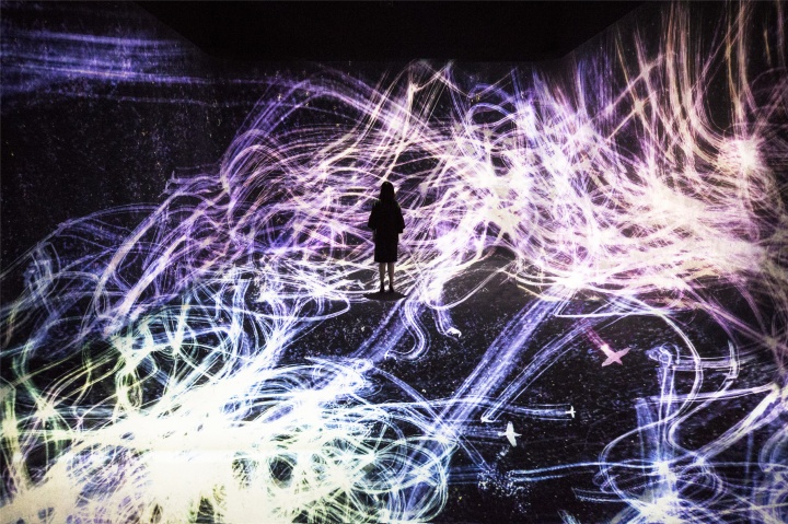 Crows are Chased and the Chasing Crows are Destined to be Chased as well, Blossoming on Collision - Light in Space
teamLab, 2017, Interactive Digital Installation, 4min 20sec, Sound: Hideaki Takahashi
此为民众一边自由地走进上下左右全被影像所包围的空间内丶一边进行观赏的互动式数位作品。
以光描绘的八咫乌盘绕于空间中,它走过的轨迹会化为光迹,在光的空间描绘着“空书”。八咫乌会互相追逐飞翔。追逐的八咫乌很快地成了被追逐者,当八咫乌同伴们互相撞上时,八咫乌便会消散化做花朵而去。
另外,八咫乌虽然会掌握观赏者而边闪躲边飞远,然而若是无法完全闪躲而撞上了观赏者,同样地会消散化做花朵。
本作品虽然不管从哪个位置哪个方向都可以观赏,但是作品世界的视点会配合目前观赏中人群位置的中心而逐渐调整。虽然不管哪个位置都可以观赏,但是如果与其他人聚集在同一个位置观赏的话,作品世界与现实空间会逐渐一致化,八咫乌的轨迹 也会开始在空间里划出立体的线条。
如果全部的人都固定不动的话,观赏者跟作品都会没入世界, 就可以来回走了。 本作品是透过电脑程序以即时的方式来持续演算并描绘的作品。并非预先记录影像,然后再拿出来播放。作品整体不会复制过去的状态,而是会受到观赏者们所在位置的影响并且持续改变。
Crows are Chased and the Chasing Crows are Destined to be Chased as well, Blossoming on Collision - Light in Space
teamLab, 2017, Interactive Digital Installation, 4min 20sec, Sound: Hideaki Takahashi
此为民众一边自由地走进上下左右全被影像所包围的空间内丶一边进行观赏的互动式数位作品。
以光描绘的八咫乌盘绕于空间中,它走过的轨迹会化为光迹,在光的空间描绘着“空书”。八咫乌会互相追逐飞翔。追逐的八咫乌很快地成了被追逐者,当八咫乌同伴们互相撞上时,八咫乌便会消散化做花朵而去。
另外,八咫乌虽然会掌握观赏者而边闪躲边飞远,然而若是无法完全闪躲而撞上了观赏者,同样地会消散化做花朵。
本作品虽然不管从哪个位置哪个方向都可以观赏,但是作品世界的视点会配合目前观赏中人群位置的中心而逐渐调整。虽然不管哪个位置都可以观赏,但是如果与其他人聚集在同一个位置观赏的话,作品世界与现实空间会逐渐一致化,八咫乌的轨迹 也会开始在空间里划出立体的线条。
如果全部的人都固定不动的话,观赏者跟作品都会没入世界, 就可以来回走了。 本作品是透过电脑程序以即时的方式来持续演算并描绘的作品。并非预先记录影像,然后再拿出来播放。作品整体不会复制过去的状态,而是会受到观赏者们所在位置的影响并且持续改变。