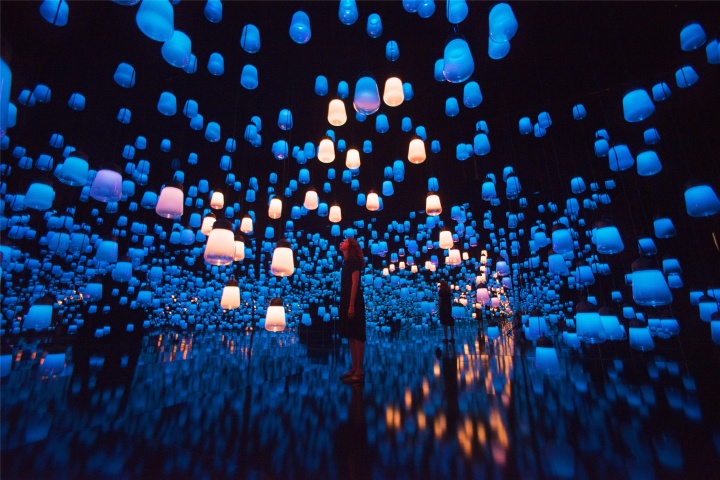 Forest of Resonating Lamps - One Stroke
teamLab, 2016, Interactive Digital Installation, Murano Glass, LED, Endless
当有人停止站立在灯具的附近时,最靠近的灯具之一会发出强烈的光辉并响起音乐。而做为起点的灯光会传播到最靠近的两个灯具上。传播出去的灯光会一样发出音乐,然后再次传播到最为接近的灯具上,并且不断连续地延伸开来。
当光芒从另一方延展过来时,就表示另一方有人在的意思。这么一来人们应该会比平常更加意识到相同空间内其他人们的存在吧。
而且灯具的配置虽然乍看之下杂乱无章,但是每个灯具配置在空间中的位置使其最靠近的两个灯具之间连出一条线时,都只会出现一条独一无二的连接线。会这样配置的意义就在于,当呼应人们存在的灯光与最接近的两个灯具呼应并且在之后又不断连续与其它灯具互相呼应时,每个灯具都只会回应呼应一次而已,而且最后还会传回一开始的灯具上。也就是说呢,呼应人们而出现的灯光会通过所有的灯具仅仅一次,并且连接描绘出一条光之线。
灯具平面配置采用了填满空间的交错式配置,并且放在整齐的格子之上。这是第一个制约条件。我们将地板丶天花板的高度丶人能通行的通道高度与宽度等物理空间的境界条件设定为第二个制约条件。而当所有灯具于三次元空间中最接近的两个灯具连成线时,一条线将会把起点与终点串连在一起则是第三个制约条件。
我们在这样充满制约的空间之中追求数学性的灯具配置方式,让灯具的高度与方向的分布分散开来,并且将三次元空间路径的平均角度定量化,对多样化的解法进行评估。
透过这种过程而创造出来的灯具配置,并不只拥有固定化的静态美感,当人们靠近灯具时还会产生动态的美感。这表现出了新时代的空间设计方式,不仅能透过数位科技来自由设计变化本身,人们的存在对空间产生变化与行动也被接受了。
·Resonating Lamps
灯具的光会因为最近鉴赏者停下来而会发出强烈的光辉并响起音乐。而做为起点的灯光会传播到最靠近的两个灯具上。传播出去的灯光会一样发出音乐,然后再次传播到最为接近的灯具上,并且不断连续地延伸开来。
当光芒从另一方延展过来时,就表示另一方有人在的意思。这么一来人们应该会比平常更加意识到相同空间内其他人们的存在吧。
Forest of Resonating Lamps - One Stroke
teamLab, 2016, Interactive Digital Installation, Murano Glass, LED, Endless
当有人停止站立在灯具的附近时,最靠近的灯具之一会发出强烈的光辉并响起音乐。而做为起点的灯光会传播到最靠近的两个灯具上。传播出去的灯光会一样发出音乐,然后再次传播到最为接近的灯具上,并且不断连续地延伸开来。
当光芒从另一方延展过来时,就表示另一方有人在的意思。这么一来人们应该会比平常更加意识到相同空间内其他人们的存在吧。
而且灯具的配置虽然乍看之下杂乱无章,但是每个灯具配置在空间中的位置使其最靠近的两个灯具之间连出一条线时,都只会出现一条独一无二的连接线。会这样配置的意义就在于,当呼应人们存在的灯光与最接近的两个灯具呼应并且在之后又不断连续与其它灯具互相呼应时,每个灯具都只会回应呼应一次而已,而且最后还会传回一开始的灯具上。也就是说呢,呼应人们而出现的灯光会通过所有的灯具仅仅一次,并且连接描绘出一条光之线。
灯具平面配置采用了填满空间的交错式配置,并且放在整齐的格子之上。这是第一个制约条件。我们将地板丶天花板的高度丶人能通行的通道高度与宽度等物理空间的境界条件设定为第二个制约条件。而当所有灯具于三次元空间中最接近的两个灯具连成线时,一条线将会把起点与终点串连在一起则是第三个制约条件。
我们在这样充满制约的空间之中追求数学性的灯具配置方式,让灯具的高度与方向的分布分散开来,并且将三次元空间路径的平均角度定量化,对多样化的解法进行评估。
透过这种过程而创造出来的灯具配置,并不只拥有固定化的静态美感,当人们靠近灯具时还会产生动态的美感。这表现出了新时代的空间设计方式,不仅能透过数位科技来自由设计变化本身,人们的存在对空间产生变化与行动也被接受了。
·Resonating Lamps
灯具的光会因为最近鉴赏者停下来而会发出强烈的光辉并响起音乐。而做为起点的灯光会传播到最靠近的两个灯具上。传播出去的灯光会一样发出音乐,然后再次传播到最为接近的灯具上,并且不断连续地延伸开来。
当光芒从另一方延展过来时,就表示另一方有人在的意思。这么一来人们应该会比平常更加意识到相同空间内其他人们的存在吧。