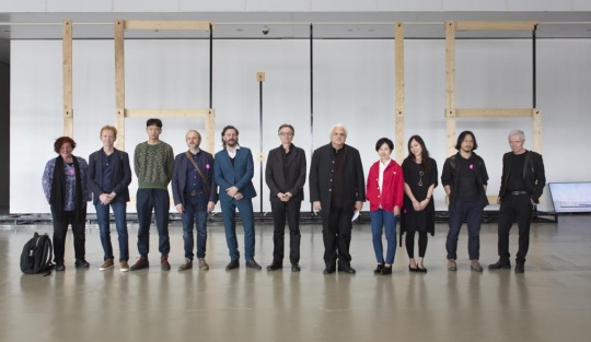 部分参展艺术家与上海当代艺术博物馆馆长龚彦（右4）及策展人理查德 · 卡斯特里（右5）在开幕式上合影留念 （图片提供：PSA）
