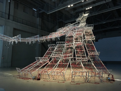 盐田千春 《生命之川》 高22米 装置(新委任作品) 2017年
盐田千春 《生命之川》 高22米 装置(新委任作品) 2017年