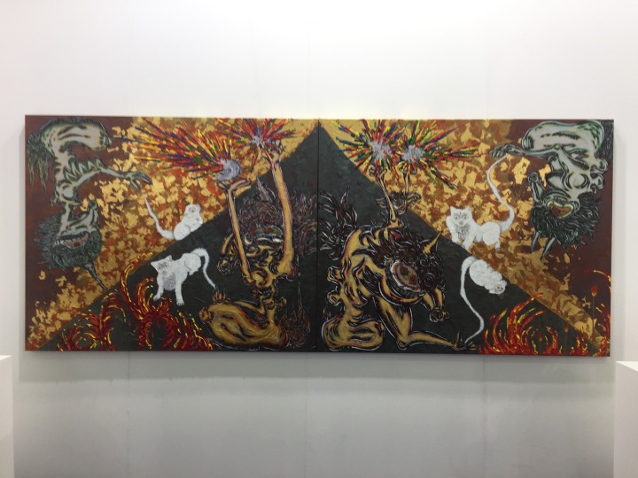 白石画廊带来的两张日本铜版画家小松美羽(MIWA KOMATSU)的作品,每张价格为3.36万美元;2015年小松美羽的作品被大英博物馆收藏,因此她的作品在市场的价格也有明显提升
在全世界多个国家和城市拥有空间的Opera画廊,主打国际明星艺术家的作品:大尺幅的草间弥生、博特罗、杰夫·昆斯的小雕塑,法国著名摄影师Gerard Rancinan的两张摄影作品在开幕当晚也顺利成交。以下为Opera画廊的作品:
白石画廊带来的两张日本铜版画家小松美羽(MIWA KOMATSU)的作品,每张价格为3.36万美元;2015年小松美羽的作品被大英博物馆收藏,因此她的作品在市场的价格也有明显提升
在全世界多个国家和城市拥有空间的Opera画廊,主打国际明星艺术家的作品:大尺幅的草间弥生、博特罗、杰夫·昆斯的小雕塑,法国著名摄影师Gerard Rancinan的两张摄影作品在开幕当晚也顺利成交。以下为Opera画廊的作品: