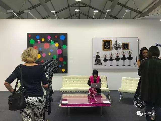Opera画廊展位现场,左边为草间弥生的作品,中间的桌子上是杰夫·昆斯的雕塑,引来众多围观和拍照;右边为Gerard Rancinan的作品,已经成交
Opera画廊展位现场,左边为草间弥生的作品,中间的桌子上是杰夫·昆斯的雕塑,引来众多围观和拍照;右边为Gerard Rancinan的作品,已经成交