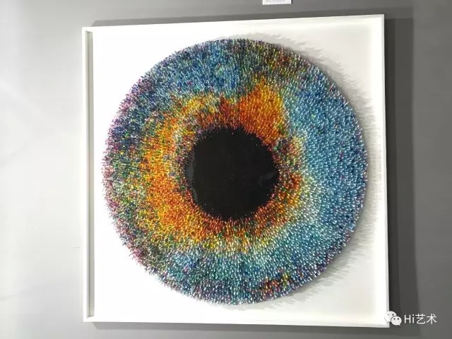 这件Opera画廊带来的生于1973年的英国艺术家Joe Black的《Blink 2》 172×172cm 综合材料,已经以59.6万港元售出
来自上海的仁庐画廊也选择了超大的展位,并带去了余友涵、王兴伟、展望、陆扬等老中青三代艺术家,其中一张余友涵迄今为止最大尺幅的作品已经成交,仁庐画廊负责人表示虽然具体数字不便透露,但这件百万级的作品去向是一家国外艺术机构。
这件Opera画廊带来的生于1973年的英国艺术家Joe Black的《Blink 2》 172×172cm 综合材料,已经以59.6万港元售出
来自上海的仁庐画廊也选择了超大的展位,并带去了余友涵、王兴伟、展望、陆扬等老中青三代艺术家,其中一张余友涵迄今为止最大尺幅的作品已经成交,仁庐画廊负责人表示虽然具体数字不便透露,但这件百万级的作品去向是一家国外艺术机构。