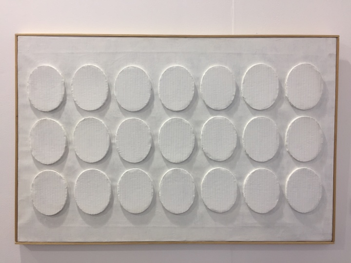 另外DE BUCK GALLERY带去的最贵的作品为生于上世纪60年代的意大利艺术家Turi Simeti的白色卡纸丙烯的作品,售价25万美元,得到了相当的关注度
另外DE BUCK GALLERY带去的最贵的作品为生于上世纪60年代的意大利艺术家Turi Simeti的白色卡纸丙烯的作品,售价25万美元,得到了相当的关注度