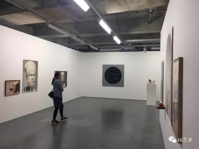 在新的空间,马凌画廊展出了2003年获得威尼斯双年展金狮奖的卢森堡艺术家谢素梅作品,出生于1973年的谢素梅擅长让自己的作品与周围环境建立亲密的对话,营造别样的氛围。
白立方(香港)
西斯特·盖茨 (TheasterGates)全新个展
日期:2017年3月21日 - 2017年5月20日
地址:香港中环干诺道中50号
在新的空间,马凌画廊展出了2003年获得威尼斯双年展金狮奖的卢森堡艺术家谢素梅作品,出生于1973年的谢素梅擅长让自己的作品与周围环境建立亲密的对话,营造别样的氛围。
白立方(香港)
西斯特·盖茨 (TheasterGates)全新个展
日期:2017年3月21日 - 2017年5月20日
地址:香港中环干诺道中50号