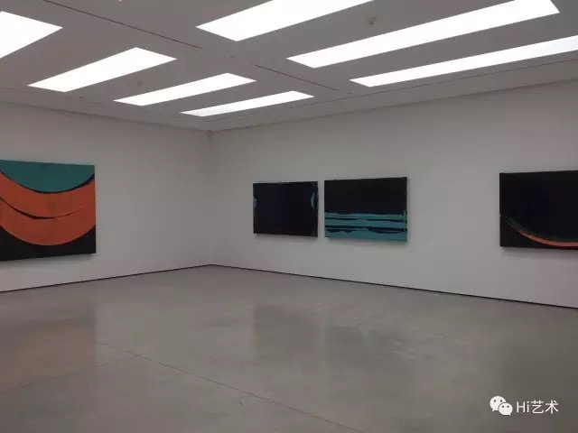 白立方展出美国艺术家西斯特·盖茨最新作品,本次作品借由身体与物料的是指对话,探讨劳动状况,从而对社会、阶级和种族观念提出诘问。艺术家从芝加哥南区临近其居所和工作室的一所废弃校舍中搜集而来的屋顶碎片,继而以青铜铸造,然后用屋顶铺盖沥青的方式将其统一为作品。这种创作方式既延续着艺术家对创作自由度的追逐,同时也对艺术家本人有特殊意义——作为一名建筑与屋顶修葺工人的儿子,他从小就从父亲那里学会了这种技术。
贝浩登(香港)
塔蒂安娜•杜薇 HOUSE OFLEAVES
日期:2017年3月20日 - 2017年5月20日
地址:香港中环干诺道中50号17楼
白立方展出美国艺术家西斯特·盖茨最新作品,本次作品借由身体与物料的是指对话,探讨劳动状况,从而对社会、阶级和种族观念提出诘问。艺术家从芝加哥南区临近其居所和工作室的一所废弃校舍中搜集而来的屋顶碎片,继而以青铜铸造,然后用屋顶铺盖沥青的方式将其统一为作品。这种创作方式既延续着艺术家对创作自由度的追逐,同时也对艺术家本人有特殊意义——作为一名建筑与屋顶修葺工人的儿子,他从小就从父亲那里学会了这种技术。
贝浩登(香港)
塔蒂安娜•杜薇 HOUSE OFLEAVES
日期:2017年3月20日 - 2017年5月20日
地址:香港中环干诺道中50号17楼