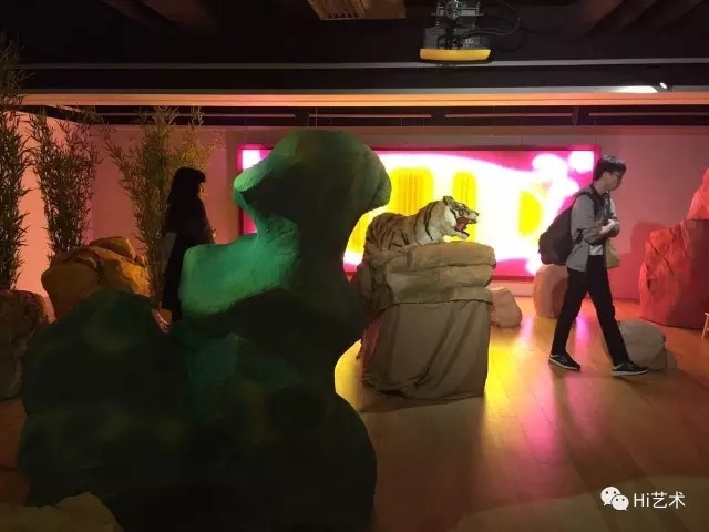 展览展出了2014年获颁“Sovereign杰出亚洲艺术奖(the Sovereign Asian Art Prize)“的香港艺术家王浩然2017年全新项目。继2013年在香港巴塞尔现场打造艺术酒吧装置之后,艺术家在 chi art space不大的现场制造了一个迷幻的“放虎归山”现场。闪烁的霓虹与竹石营造着驿动的氛围,观众可以在现场坐下来欣赏龚志成作曲的古筝音乐。
香港世界画廊
五月画会之抽象浪潮
日期:2017年3月16日 - 2017年4月23日
地址:香港中环都爹利街3-11号律敦治大厦
展览展出了2014年获颁“Sovereign杰出亚洲艺术奖(the Sovereign Asian Art Prize)“的香港艺术家王浩然2017年全新项目。继2013年在香港巴塞尔现场打造艺术酒吧装置之后,艺术家在 chi art space不大的现场制造了一个迷幻的“放虎归山”现场。闪烁的霓虹与竹石营造着驿动的氛围,观众可以在现场坐下来欣赏龚志成作曲的古筝音乐。
香港世界画廊
五月画会之抽象浪潮
日期:2017年3月16日 - 2017年4月23日
地址:香港中环都爹利街3-11号律敦治大厦
