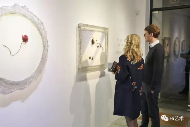 本次展览集中展出艺术家卢征远延续自2012年的“时间的容器”系列。那些被时间定格的画面,那些诙谐的笔法,卢征远在此引导观众思考真实和写实的观点,探究真实与写实之间的距离。
黄竹坑
本次展览集中展出艺术家卢征远延续自2012年的“时间的容器”系列。那些被时间定格的画面,那些诙谐的笔法,卢征远在此引导观众思考真实和写实的观点,探究真实与写实之间的距离。
黄竹坑
