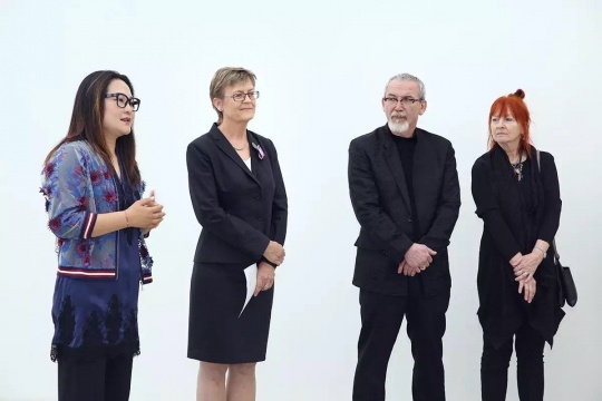 艾米李画廊负责人Amy、挪威驻中国大使馆副大使Kristin Iglum、策展人毕昂·弗勒沃戈、艺术家卡丽·奥森 艾米李画廊负责人Amy、挪威驻中国大使馆副大使Kristin Iglum、策展人毕昂·弗勒沃戈、艺术家卡丽·奥森