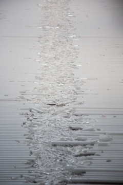 米歇尔·弗朗索瓦《在霓虹灯上走过》尺寸可变 装置 2004-2016
