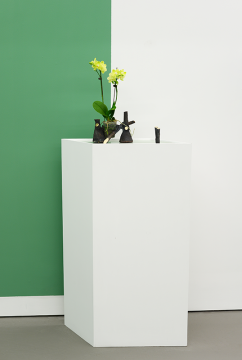 刘鼎 《广场上的松树》  165×75×30cm 铜，塑料，鲜花，木板，镜子 2017
