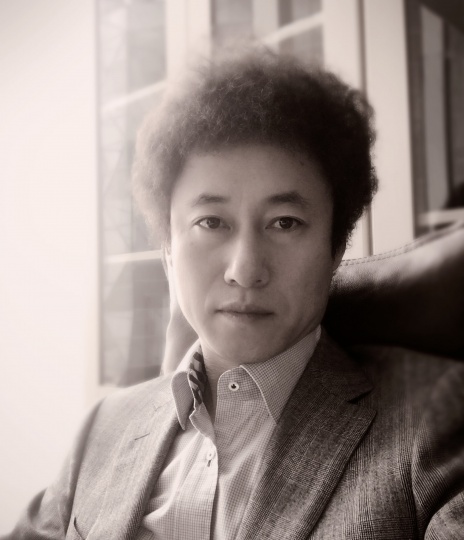 常天鹄 北京保利拍卖现当代艺术负责人
Hi艺术=Hi 常天鹄=常
装置和新绘画该在二级市场露面了
Hi:此次尤伦斯专场的拍品涵盖哪些中国当代艺术的面貌?都有何特点?
常:最近十年,尤伦斯男爵夫妇以独到精准的收藏理念与前瞻性,始终关注中国本土艺术家的发展与变化,收藏门类除架上绘画外,还大量涉及装置、影像、行为等艺术形式。这次春拍主要是装置艺术作品和新锐艺术家的绘画作品。需要说明的是,自从我们发布信息以后几天之内,即接受了众多藏家的热情咨询,定单络绎不绝。
常天鹄 北京保利拍卖现当代艺术负责人
Hi艺术=Hi 常天鹄=常
装置和新绘画该在二级市场露面了
Hi:此次尤伦斯专场的拍品涵盖哪些中国当代艺术的面貌?都有何特点?
常:最近十年,尤伦斯男爵夫妇以独到精准的收藏理念与前瞻性,始终关注中国本土艺术家的发展与变化,收藏门类除架上绘画外,还大量涉及装置、影像、行为等艺术形式。这次春拍主要是装置艺术作品和新锐艺术家的绘画作品。需要说明的是,自从我们发布信息以后几天之内,即接受了众多藏家的热情咨询,定单络绎不绝。