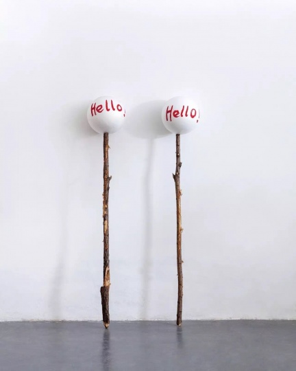 杨心广 《Hello》 180×30 cm ; 175×30 cm 木头、聚苯乙烯球 2012 杨心广 《Hello》 180×30 cm ; 175×30 cm 木头、聚苯乙烯球 2012