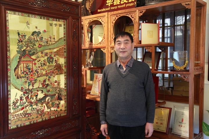 汪天稳
陕西皮影传承人,师承中国工艺美术大师、著名皮影雕刻艺人李占文。被评为第五届中国工艺美术大师、中国皮影艺术雕刻鉴定专家、陕西省工艺美术一级大师。1982年,受邀为日本国立民俗博物馆负责设计、刻制《孙悟空大闹天宫》全套,深受日本友人的赞誉;1983年设计、制作的皮影人物:《樊梨花刀劈杨藩》,获中国轻工部旅游产品优秀设计“一等奖”;1984年刻制的皮影人物:《帝王出巡图》,获陕西省优秀产品设计 “一等奖”,同年并获西安市旅游产品“百花奖”;2000年,作品《番将》获得首届中国工艺美术作品暨工艺美术精品博览会优秀创作奖;2005年2月被陕西省发改委授予陕西省一级工艺美术师称号;2006年12月,被国家发改委授予第五届“中国工艺美术大师”称号;2008年创作的《白蛇传》,在中国第四届国际文化产业博览交易会上获得“中国工艺美术文化创意奖”银奖。
汪天稳
陕西皮影传承人,师承中国工艺美术大师、著名皮影雕刻艺人李占文。被评为第五届中国工艺美术大师、中国皮影艺术雕刻鉴定专家、陕西省工艺美术一级大师。1982年,受邀为日本国立民俗博物馆负责设计、刻制《孙悟空大闹天宫》全套,深受日本友人的赞誉;1983年设计、制作的皮影人物:《樊梨花刀劈杨藩》,获中国轻工部旅游产品优秀设计“一等奖”;1984年刻制的皮影人物:《帝王出巡图》,获陕西省优秀产品设计 “一等奖”,同年并获西安市旅游产品“百花奖”;2000年,作品《番将》获得首届中国工艺美术作品暨工艺美术精品博览会优秀创作奖;2005年2月被陕西省发改委授予陕西省一级工艺美术师称号;2006年12月,被国家发改委授予第五届“中国工艺美术大师”称号;2008年创作的《白蛇传》,在中国第四届国际文化产业博览交易会上获得“中国工艺美术文化创意奖”银奖。