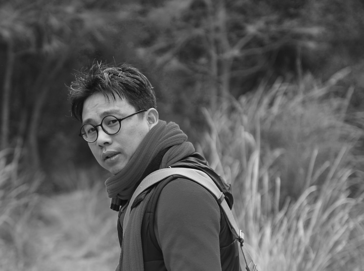 汤南南(摄影:苏薇)
1969年生于福建云霄。厦门大学艺术学院硕士,中国美术学院跨媒体艺术学院博士。中国美院跨媒体艺术学院教师,工作生活于杭州。
作品以乡愁为切入点,讨论时间与记忆、神话与诗歌、乡愁与生死等多个命题。试图以社会学文化研究为基础,以大海和流水为意象,探索绘画、装置、摄影、动画、多屏幕录像剧场等多种艺术方式的融通互鉴,寻找自身生活经验的启示,并关切当代生活情境的可能性。
汤南南(摄影:苏薇)
1969年生于福建云霄。厦门大学艺术学院硕士,中国美术学院跨媒体艺术学院博士。中国美院跨媒体艺术学院教师,工作生活于杭州。
作品以乡愁为切入点,讨论时间与记忆、神话与诗歌、乡愁与生死等多个命题。试图以社会学文化研究为基础,以大海和流水为意象,探索绘画、装置、摄影、动画、多屏幕录像剧场等多种艺术方式的融通互鉴,寻找自身生活经验的启示,并关切当代生活情境的可能性。