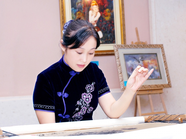 姚惠芬
研究员级高级工艺美术师、国家级非物质文化遗产项目(苏绣)代表性传承人、享受国务院特殊津贴专家、首届中国刺绣艺术大师、江苏省工艺美术大师、中国非物质文化遗产保护协会理事;一代“针神”沈寿的第四代传人。姚惠芬出生于苏州刺绣世家,从艺近四十年,精通各种刺绣技法,擅长人物肖像、油画及中国写意水墨画的绣制。从一九九一年至今,姚惠芬所创作的苏绣艺术精品几十次荣获国家级工艺美术大奖及中国民间文艺的最高奖——山花奖,被誉为“苏绣传人”、“中华巧女”, 并当选“中国工艺美术行业2013年度典型人物”。
姚惠芬
研究员级高级工艺美术师、国家级非物质文化遗产项目(苏绣)代表性传承人、享受国务院特殊津贴专家、首届中国刺绣艺术大师、江苏省工艺美术大师、中国非物质文化遗产保护协会理事;一代“针神”沈寿的第四代传人。姚惠芬出生于苏州刺绣世家,从艺近四十年,精通各种刺绣技法,擅长人物肖像、油画及中国写意水墨画的绣制。从一九九一年至今,姚惠芬所创作的苏绣艺术精品几十次荣获国家级工艺美术大奖及中国民间文艺的最高奖——山花奖,被誉为“苏绣传人”、“中华巧女”, 并当选“中国工艺美术行业2013年度典型人物”。