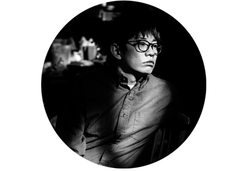 谭天(b.1988,留英、美)
谭天:当初没有考上中央美术学院,自己又不想再复读,就决定出国了。参加展览的关注程度跟留学没多大关系,关键看是参加了什么展览。
张周捷:我出国的目的很简单,就是想出去看一看。出国前我在国内的一个企业里已经工作了一段时间,我接触的创造性思维是非常局限、单一的为企业服务的思维。留学前我也参加过一些展览活动,但受关注的程度比较有限。留学让我的思维、个性得到了很大的释放,我开始寻求差异化的思想,也了解到世界最前沿的改变。所以回国之后创作就与国内有了明显的差异化,受关注的程度也高了很多。
刘诗园:我本科毕业后就开始考托福。记得我报了4个学校,3个在伦敦一个在纽约,4个学校都给了我入学通知书,我最后决定去纽约的那一个。这个决定并不难做,主要是因为城市,因为我知道文化环境能带给一个人的气质远大于学校能教给你的东西。当时纽约城是特别开放的,我认识的朋友很少有住在那里的,都是这呆呆那呆呆的。所以我能看到和听到很多疯狂的事情。我留学前只有过几个群展,纽约毕业后才正式加入画廊,2013年做了第一个个展。
温一沛:一直以来都在美院的体系内学习,从考附中一直到美院油画系,我已经在这个大环境中生活学习了十年时间,对美院的教学方法也很熟悉了,所以本科毕业时就想换个生活学习的环境,接触不一样的文化和教育,就选择去美国读研继续学习。至于展览之类,出国前主要是参加学校系统内的展览,回国后开始有了画廊的展览。
谭天(b.1988,留英、美)
谭天:当初没有考上中央美术学院,自己又不想再复读,就决定出国了。参加展览的关注程度跟留学没多大关系,关键看是参加了什么展览。
张周捷:我出国的目的很简单,就是想出去看一看。出国前我在国内的一个企业里已经工作了一段时间,我接触的创造性思维是非常局限、单一的为企业服务的思维。留学前我也参加过一些展览活动,但受关注的程度比较有限。留学让我的思维、个性得到了很大的释放,我开始寻求差异化的思想,也了解到世界最前沿的改变。所以回国之后创作就与国内有了明显的差异化,受关注的程度也高了很多。
刘诗园:我本科毕业后就开始考托福。记得我报了4个学校,3个在伦敦一个在纽约,4个学校都给了我入学通知书,我最后决定去纽约的那一个。这个决定并不难做,主要是因为城市,因为我知道文化环境能带给一个人的气质远大于学校能教给你的东西。当时纽约城是特别开放的,我认识的朋友很少有住在那里的,都是这呆呆那呆呆的。所以我能看到和听到很多疯狂的事情。我留学前只有过几个群展,纽约毕业后才正式加入画廊,2013年做了第一个个展。
温一沛:一直以来都在美院的体系内学习,从考附中一直到美院油画系,我已经在这个大环境中生活学习了十年时间,对美院的教学方法也很熟悉了,所以本科毕业时就想换个生活学习的环境,接触不一样的文化和教育,就选择去美国读研继续学习。至于展览之类,出国前主要是参加学校系统内的展览,回国后开始有了画廊的展览。