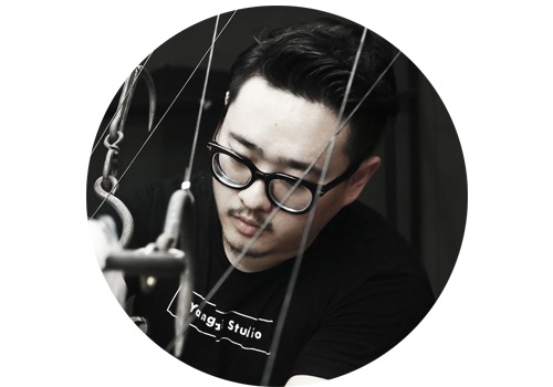 杨凯(b.1987,留英)
刘诗园:我在纽约读书时还真没怎么想过发展的事情,一直都是在学习。那时特别的迷戏剧,一心找机会看好剧。我在The Wooster Group打工时负责后台管理,在BAM实习时,学到最多的就是看Robert Wilson的彩排,后来在Franklin Furnace,Martha Wilson让我负责整理他们的archive,我几乎看了纽约所有performance art的录像记录。那两年真的没有时间想自己发展不发展的事情。
回不回国不是一线之分。现在哪个艺术家不到国外跑一跑,哪个住在国外的艺术家能不一年回去几次的。所以没什么海外不海外的,我现在没有完全回国,2010年走的时候,也不能算是离开。
蒲英玮:对我来说我很难抽离这里而不去面对或参与这个现场。如果说生命中的前二十几年都是在这个地方度过,你了解它的那些生动和悲伤,与它那些显而易见但又悬而未决的问题,你是有欲望回来试着探讨与理清这些事情的,因为这同时也是在解决你自己的问题。这个现场所正在经历的一切似乎都是史无前例的,所有的解决方案都尚未到来,而所谓的“发展空间”可能也是在这个状态下催生的。
张周捷:国内外发展各有优劣:国外的评价体系更为健全,作品能达到标准就能被认可;国内就比较有滞后性,评价体系也不完全以作品为准。国外的配套也很好:画廊、策展人、评论家、市场……这些国内还在发展初期,对于年轻艺术家来说还是有很大障碍。我回国的原因是国内实现执行的成本比国外方便,生产、加工制造成本低,市场也比较大。
谭天:在国外以中国人身份做艺术难,在国内以中国人身份做艺术,再给国外人看到,我觉得相对容易一些。
温一沛:我认为主要是大的社会文化环境的不同。至于回国,对于现阶段的我而言,生活在我熟悉的社会环境中并能置身其中地观察是很重要的。之前一个阶段的创作是一个承上启下的阶段,既有基于回国前的经历也有回国后的体会,目前的创作则是更侧重于一直以来我所熟悉的国内城市生活的。
杨凯:当我还在上大学的时候,中国的艺术生态经历了⻜速发展的阶段,内部条件和外部资源不断地在补充着这个大家伙。对于从事艺术创作的我们这是再好不过的土壤。于是我在2012年决定回国,并于2013年在北京成立工作室。
杨凯(b.1987,留英)
刘诗园:我在纽约读书时还真没怎么想过发展的事情,一直都是在学习。那时特别的迷戏剧,一心找机会看好剧。我在The Wooster Group打工时负责后台管理,在BAM实习时,学到最多的就是看Robert Wilson的彩排,后来在Franklin Furnace,Martha Wilson让我负责整理他们的archive,我几乎看了纽约所有performance art的录像记录。那两年真的没有时间想自己发展不发展的事情。
回不回国不是一线之分。现在哪个艺术家不到国外跑一跑,哪个住在国外的艺术家能不一年回去几次的。所以没什么海外不海外的,我现在没有完全回国,2010年走的时候,也不能算是离开。
蒲英玮:对我来说我很难抽离这里而不去面对或参与这个现场。如果说生命中的前二十几年都是在这个地方度过,你了解它的那些生动和悲伤,与它那些显而易见但又悬而未决的问题,你是有欲望回来试着探讨与理清这些事情的,因为这同时也是在解决你自己的问题。这个现场所正在经历的一切似乎都是史无前例的,所有的解决方案都尚未到来,而所谓的“发展空间”可能也是在这个状态下催生的。
张周捷:国内外发展各有优劣:国外的评价体系更为健全,作品能达到标准就能被认可;国内就比较有滞后性,评价体系也不完全以作品为准。国外的配套也很好:画廊、策展人、评论家、市场……这些国内还在发展初期,对于年轻艺术家来说还是有很大障碍。我回国的原因是国内实现执行的成本比国外方便,生产、加工制造成本低,市场也比较大。
谭天:在国外以中国人身份做艺术难,在国内以中国人身份做艺术,再给国外人看到,我觉得相对容易一些。
温一沛:我认为主要是大的社会文化环境的不同。至于回国,对于现阶段的我而言,生活在我熟悉的社会环境中并能置身其中地观察是很重要的。之前一个阶段的创作是一个承上启下的阶段,既有基于回国前的经历也有回国后的体会,目前的创作则是更侧重于一直以来我所熟悉的国内城市生活的。
杨凯:当我还在上大学的时候,中国的艺术生态经历了⻜速发展的阶段,内部条件和外部资源不断地在补充着这个大家伙。对于从事艺术创作的我们这是再好不过的土壤。于是我在2012年决定回国,并于2013年在北京成立工作室。