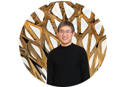 艺术家张周捷(b.1984,留英)
张周捷:我认为这个评价不全面,现在的信息、思想都和水一样,基本是平的。所有的艺术家都是在自己的立场上发出自己的声音,艺术是人类的语言,不存在“国际性”的说法,“国际性”只是相对传统中国文化而言,离开了传统的文化可能会被解读为“国际”。但实际更多是艺术回归本质,而不是存在国家、文化之间的界限。
温一沛:这是一种“无用”的评价方式。在这个年代无论生活在国内还是国外,都可以很便捷地对各种艺术形式进行学习,但是作品的表现形式并不是评判作品的标准,所以说作品形式是否“国际”并不代表作品的质量,只是便于多少人理解而已。
杨凯:当下从不同国家学习艺术归来的艺术家越来越多,我个人而言更感兴趣的是他们带来了不同的地缘政治和地缘文化的差异性,给了我们去了解多元文化和艺术的视角。对于文化这一词,不再是单选题。从而也激发了我里有个人经验对差异文化进行对比和再创作。
刘诗园:这应该算是观众的过于快速的、不负责任的、不真正理解什么是“国际”的无意义的点评吧。
艺术家张周捷(b.1984,留英)
张周捷:我认为这个评价不全面,现在的信息、思想都和水一样,基本是平的。所有的艺术家都是在自己的立场上发出自己的声音,艺术是人类的语言,不存在“国际性”的说法,“国际性”只是相对传统中国文化而言,离开了传统的文化可能会被解读为“国际”。但实际更多是艺术回归本质,而不是存在国家、文化之间的界限。
温一沛:这是一种“无用”的评价方式。在这个年代无论生活在国内还是国外,都可以很便捷地对各种艺术形式进行学习,但是作品的表现形式并不是评判作品的标准,所以说作品形式是否“国际”并不代表作品的质量,只是便于多少人理解而已。
杨凯:当下从不同国家学习艺术归来的艺术家越来越多,我个人而言更感兴趣的是他们带来了不同的地缘政治和地缘文化的差异性,给了我们去了解多元文化和艺术的视角。对于文化这一词,不再是单选题。从而也激发了我里有个人经验对差异文化进行对比和再创作。
刘诗园:这应该算是观众的过于快速的、不负责任的、不真正理解什么是“国际”的无意义的点评吧。