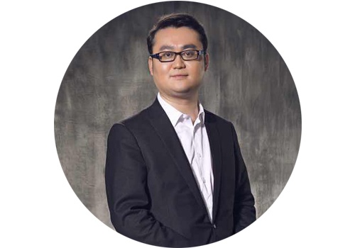 谢晓冬
“在艺”APP创始人
“国际趣味”对青年藏家同龄艺术家或者未来国内的艺术创作都会带来影响,很多青年藏家与国内的艺术家都保持着密切的联系,因此他们的“趣味”能使得国内的艺术创作更具备国际视角的可能,因此从这个角度来说,这是一件有意义的事。同时这些青年藏家的收藏,对于完善未来国内美术馆,尤其是私人美术馆的馆藏、开辟国人的审美视野都是有价值的。
这些青年藏家代表着未来收藏界的趋势,也需要考虑自身的使命和责任感。个人的力量是有限的,但是作为群体来说存在着方向性的问题:我们的藏家如何看待国际趣味和本土趣味之间的关系?对于本土的艺术创作又有哪些使命?如果没有这种使命感,那么他们的“国际趣味”就是一件个人化的事情,就没有评论的必要了。
我现在越来越认为:不存在国际通行的艺术,国际性的艺术只是某一文化形态的艺术,所谓国际艺术,指的是具有国际影响力的艺术。这就涉及到中国在未来如果让自己的艺术更具有国际影响力?除了艺术家的努力,更需要藏家群体的推动,因此藏家的国际趣味和对本土的艺术扶持需要并行不悖地推进。
谢晓冬
“在艺”APP创始人
“国际趣味”对青年藏家同龄艺术家或者未来国内的艺术创作都会带来影响,很多青年藏家与国内的艺术家都保持着密切的联系,因此他们的“趣味”能使得国内的艺术创作更具备国际视角的可能,因此从这个角度来说,这是一件有意义的事。同时这些青年藏家的收藏,对于完善未来国内美术馆,尤其是私人美术馆的馆藏、开辟国人的审美视野都是有价值的。
这些青年藏家代表着未来收藏界的趋势,也需要考虑自身的使命和责任感。个人的力量是有限的,但是作为群体来说存在着方向性的问题:我们的藏家如何看待国际趣味和本土趣味之间的关系?对于本土的艺术创作又有哪些使命?如果没有这种使命感,那么他们的“国际趣味”就是一件个人化的事情,就没有评论的必要了。
我现在越来越认为:不存在国际通行的艺术,国际性的艺术只是某一文化形态的艺术,所谓国际艺术,指的是具有国际影响力的艺术。这就涉及到中国在未来如果让自己的艺术更具有国际影响力?除了艺术家的努力,更需要藏家群体的推动,因此藏家的国际趣味和对本土的艺术扶持需要并行不悖地推进。