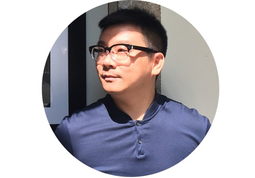 李战豪
青年藏家
中国和西方国际相比尽管艺术的大环境还有不小的差距,但中国艺术家和西方国际艺术家工作的层面基本是相同的,只是各自所处的具体环境和要探讨的问题不同而已。就收藏来说,国际化的视野和收藏行为不仅是中国藏家独有的,西方的艺术机构和藏家也是如此。中国当代艺术和西方当代艺术都是国际艺术的重要组成部分。Art Basel 和世界顶级拍卖行在为中国藏家的国际收藏带来便利的同时,也将中国艺术家放到了国际舞台。这也促使了中国艺术家在国际舞台上越来越重视对本土艺术语言的当代构建,大家明显的感受到传统艺术在当代语境中已经有了更多深层次的探索。
对整个西方现代艺术史其作品的收藏,在中国是缺失的,这是中国历史的原因。中国国家美术馆仅有的西方现代艺术品的收藏还是德国路德维希家族的战略捐赠。随着世界经济重心的东移,对于西方艺术品的收藏,当下的我们充满了可能性:西方大画廊和大拍卖公司已经把工作重心放到了中国,中国藏家已经是他们努力的对象,随着不断的学习和深入的交流,收藏西方当代艺术的中国“舒金”们将会不断出现……也许这就是中国藏家“国际趣味”未来的可能性。
李战豪
青年藏家
中国和西方国际相比尽管艺术的大环境还有不小的差距,但中国艺术家和西方国际艺术家工作的层面基本是相同的,只是各自所处的具体环境和要探讨的问题不同而已。就收藏来说,国际化的视野和收藏行为不仅是中国藏家独有的,西方的艺术机构和藏家也是如此。中国当代艺术和西方当代艺术都是国际艺术的重要组成部分。Art Basel 和世界顶级拍卖行在为中国藏家的国际收藏带来便利的同时,也将中国艺术家放到了国际舞台。这也促使了中国艺术家在国际舞台上越来越重视对本土艺术语言的当代构建,大家明显的感受到传统艺术在当代语境中已经有了更多深层次的探索。
对整个西方现代艺术史其作品的收藏,在中国是缺失的,这是中国历史的原因。中国国家美术馆仅有的西方现代艺术品的收藏还是德国路德维希家族的战略捐赠。随着世界经济重心的东移,对于西方艺术品的收藏,当下的我们充满了可能性:西方大画廊和大拍卖公司已经把工作重心放到了中国,中国藏家已经是他们努力的对象,随着不断的学习和深入的交流,收藏西方当代艺术的中国“舒金”们将会不断出现……也许这就是中国藏家“国际趣味”未来的可能性。