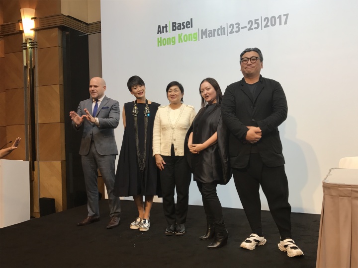主办方成员(由左至右)巴塞尔艺术展全球总监Marc Spiegler、巴塞尔艺术展亚洲总监黄雅君、瑞银集团亚太区总裁施许怡敏、策展人Alexie Glass-Kantor、“光映现场”单元策展人李振华
主办方成员(由左至右)巴塞尔艺术展全球总监Marc Spiegler、巴塞尔艺术展亚洲总监黄雅君、瑞银集团亚太区总裁施许怡敏、策展人Alexie Glass-Kantor、“光映现场”单元策展人李振华