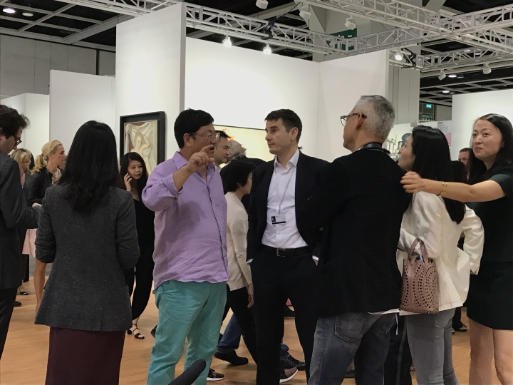 VIP观展日,国际大画廊展位上拥挤的人潮
VIP观展日,国际大画廊展位上拥挤的人潮