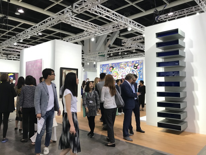 VIP观展日,国际大画廊展位上拥挤的人潮
VIP观展日,国际大画廊展位上拥挤的人潮