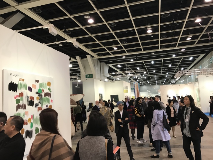 VIP观展日,国际大画廊展位上拥挤的人潮
VIP观展日,国际大画廊展位上拥挤的人潮