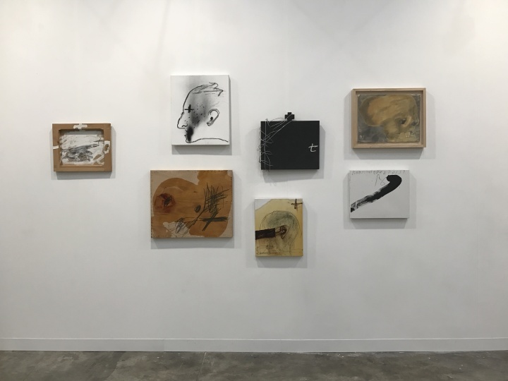 七件单价在10万美元左右的西班牙艺术家大师安东尼·塔皮埃斯（Antoni Tàpies）小尺幅综合材料作品，已经被预定
