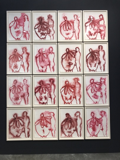 豪瑟沃斯画廊路易斯·布尔乔亚的一套16件水粉纸上作品《家庭》,豪瑟沃斯非常接地气地为自己的展览现场配上了中文展签,最终也在VIP收获了10件作品的成交,其中美国艺术家马克·布拉德福特(MarkBradford)的大尺幅作品在开幕没多久就卖出去了,而所有的作品几乎都落在亚洲和中国
豪瑟沃斯画廊路易斯·布尔乔亚的一套16件水粉纸上作品《家庭》,豪瑟沃斯非常接地气地为自己的展览现场配上了中文展签,最终也在VIP收获了10件作品的成交,其中美国艺术家马克·布拉德福特(MarkBradford)的大尺幅作品在开幕没多久就卖出去了,而所有的作品几乎都落在亚洲和中国
