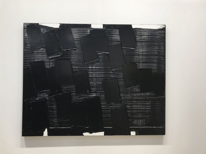 贝浩登画廊带来最贵的作品是皮埃尔·苏拉吉（Pierre Soulages）一件创作于2014年的《acrylic on canvas》
