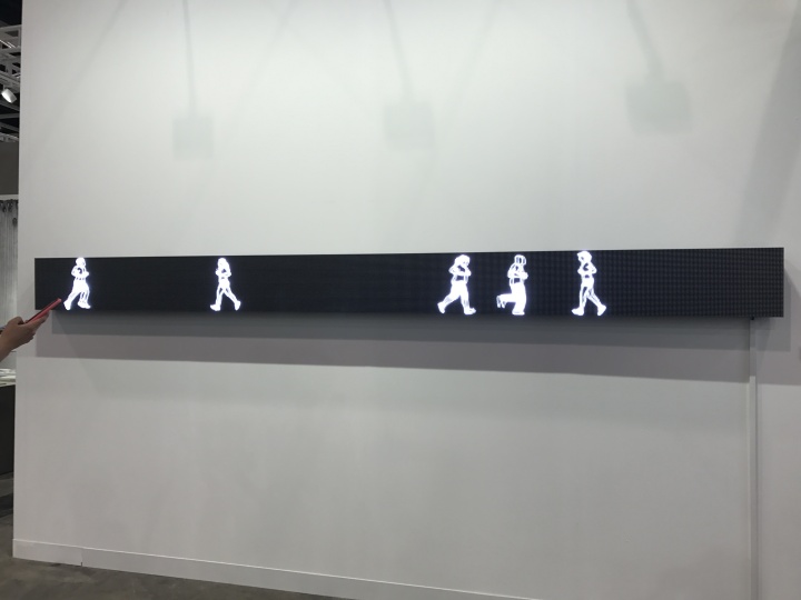 在Kukje Gallery的展位外墙还有一件朱利安·奥培的多媒体作品
在Kukje Gallery的展位外墙还有一件朱利安·奥培的多媒体作品